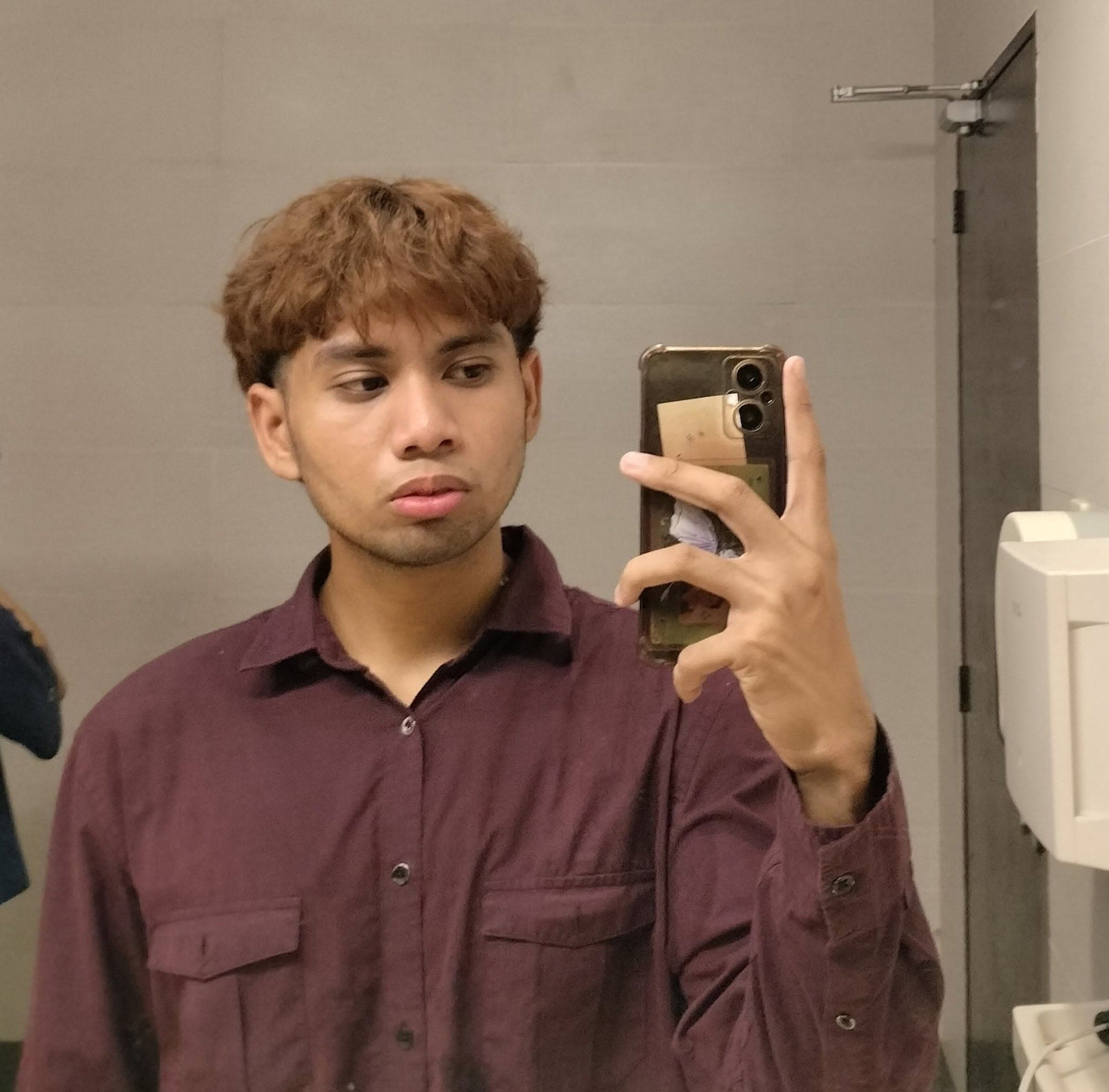 Stimmie taking a mirror selfie